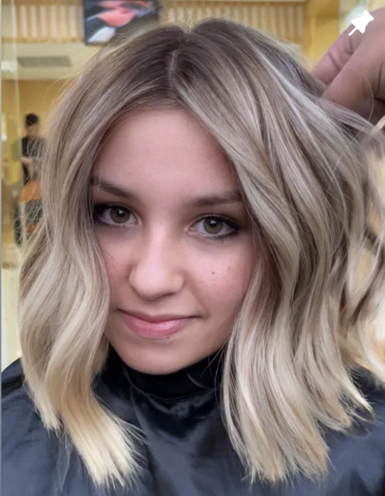 Carré blond polaire coiffé en vagues