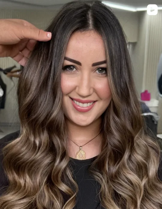 Balayage caramel sur cheveux longs ondulés