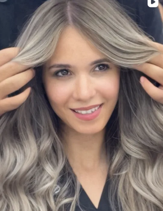 Balayage blond cendré sur cheveux mi-longs