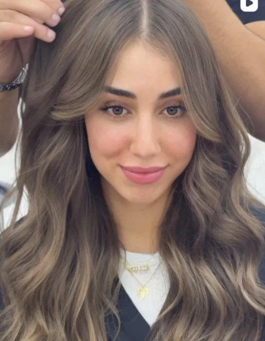 Balayage châtain clair coiffé en boucles