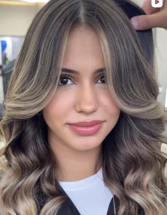 Coiffure ondulée sur balayage cendré