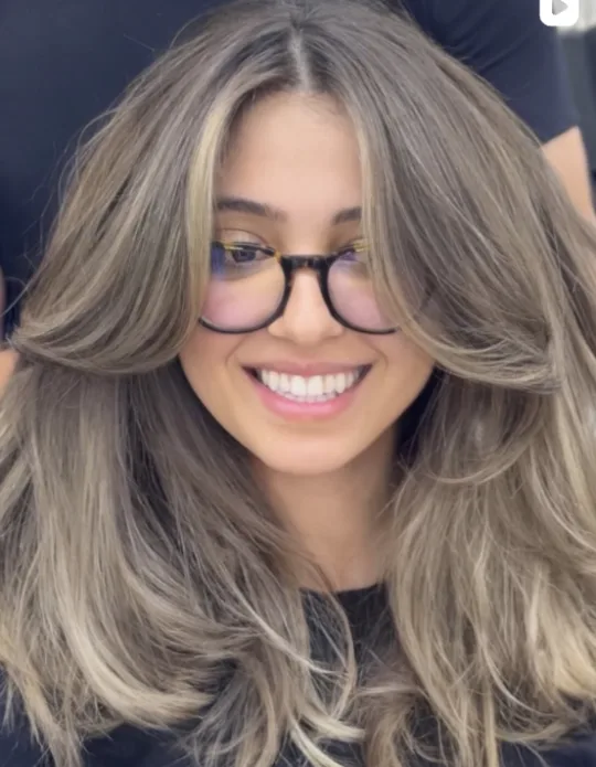 Balayage clair sur cheveux longs bouclés