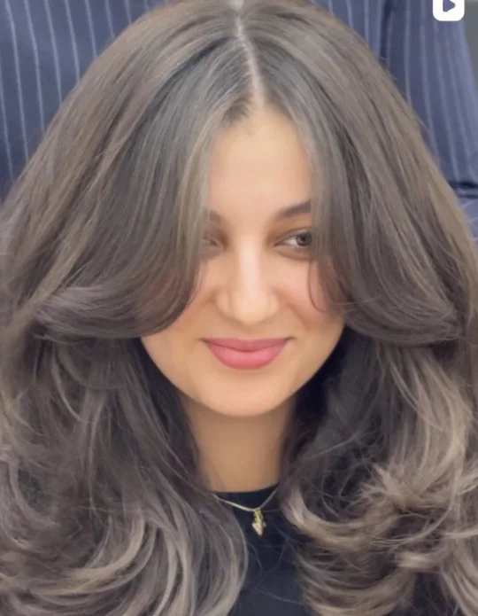 Balayage sur cheveux longs coiffés en vagues