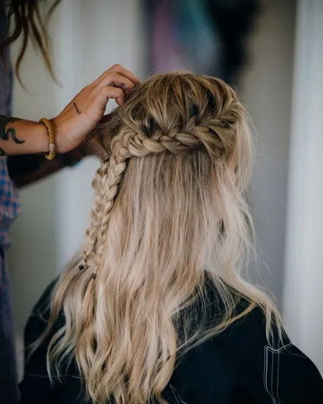 Chignon tressé réalisé sur des cheveux blonds, vue de dos